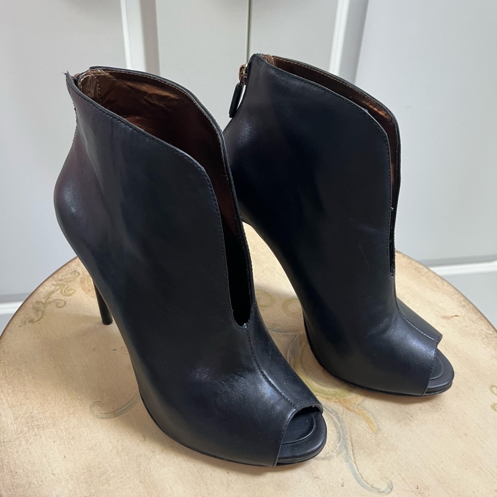 Vamp BCBGMaxAzria Black Peep-Toe Heels size 8.5